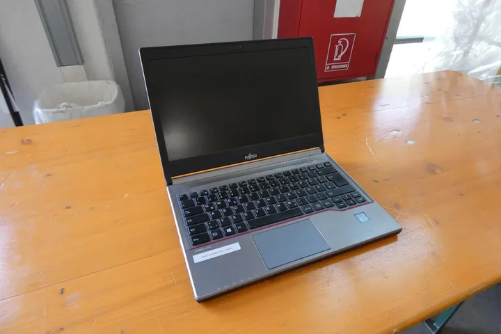 Fujitsu - i7 vPro - Pro Windows - Laptop Modell: Lifebook E-Series E736